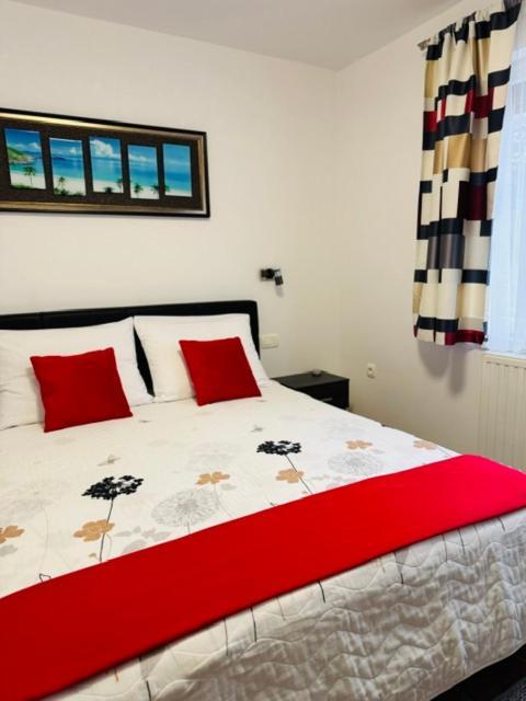 Apartments Paradise Licko Petrovo Selo Zewnętrze zdjęcie